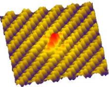 Rastertunnelmikroskopische Aufnahme eines einzelnen P-Atoms auf der rekonstruierten Si(111)-Oberfläche (5 nm x 5 nm)